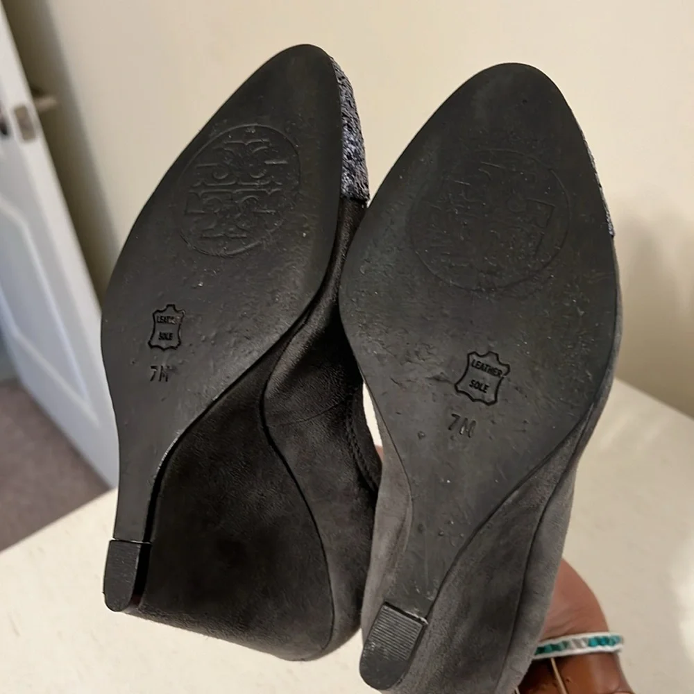 Tory Burch Women’s Gray Suede Wedges w/ Sparkle / Size 7 / Very Good Condition